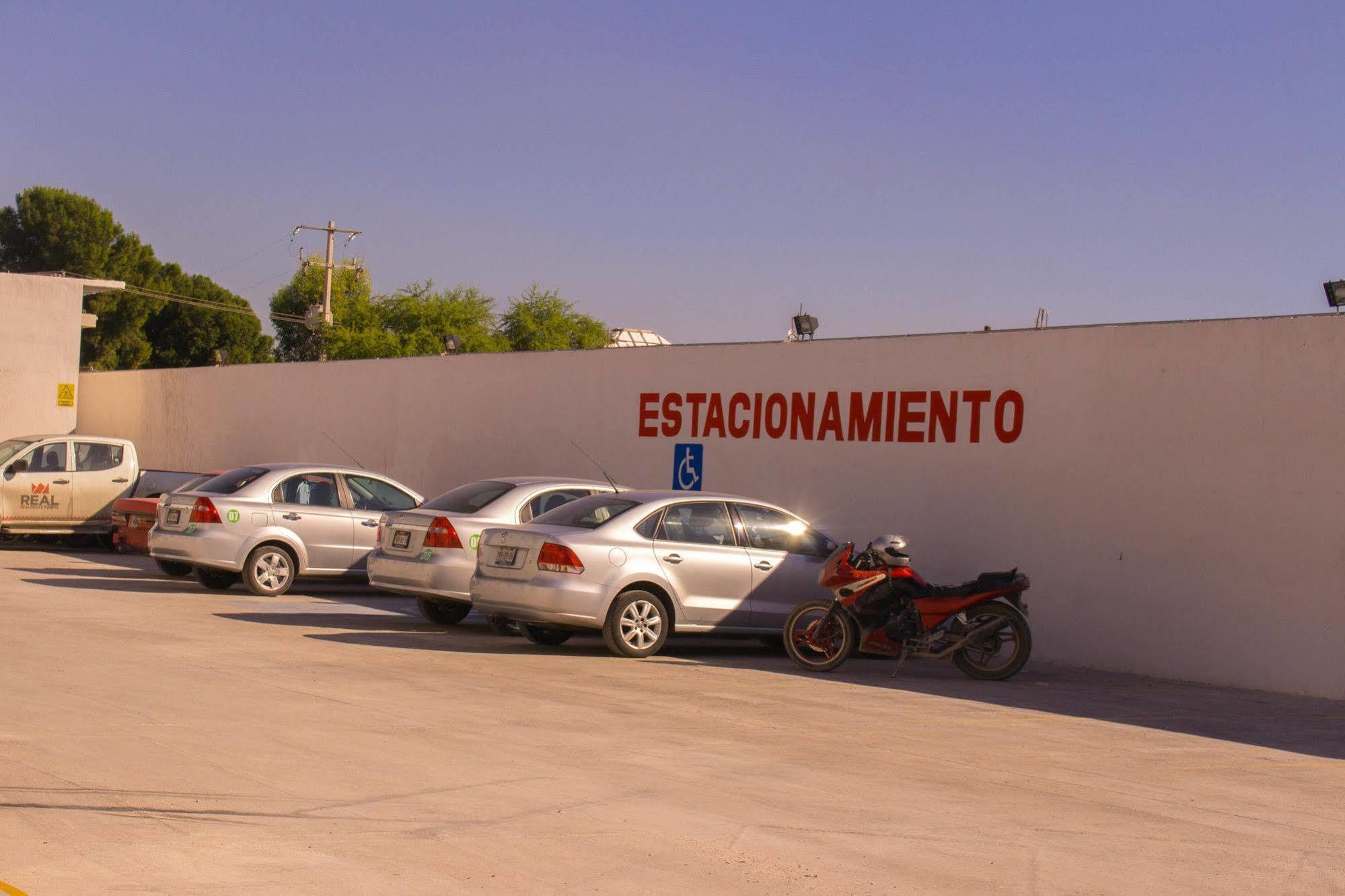 Capital Hotel Monclova Exterior foto